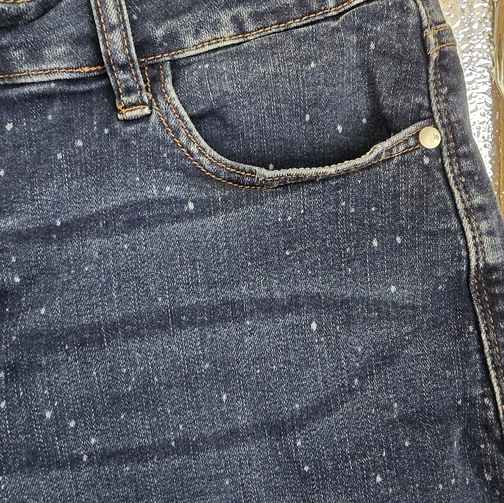 Women's Judy Blue jean shorts, size 1XL - Picture 3 of 6
